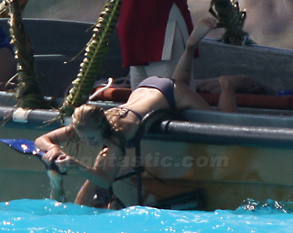 Couples Retreat (2009) - on set shot with Kristen Bell in a bikini